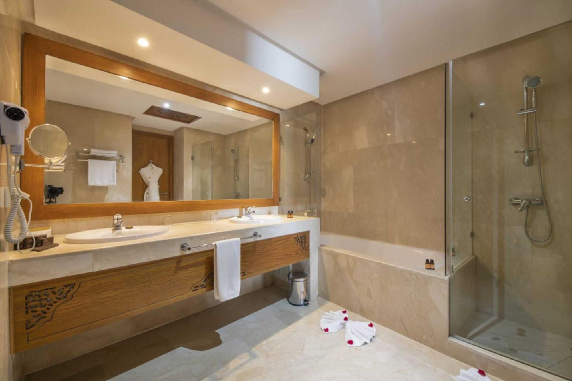 Grand Mogador Sea View & Spa Tangeri Esterno foto A bathroom in a hotel