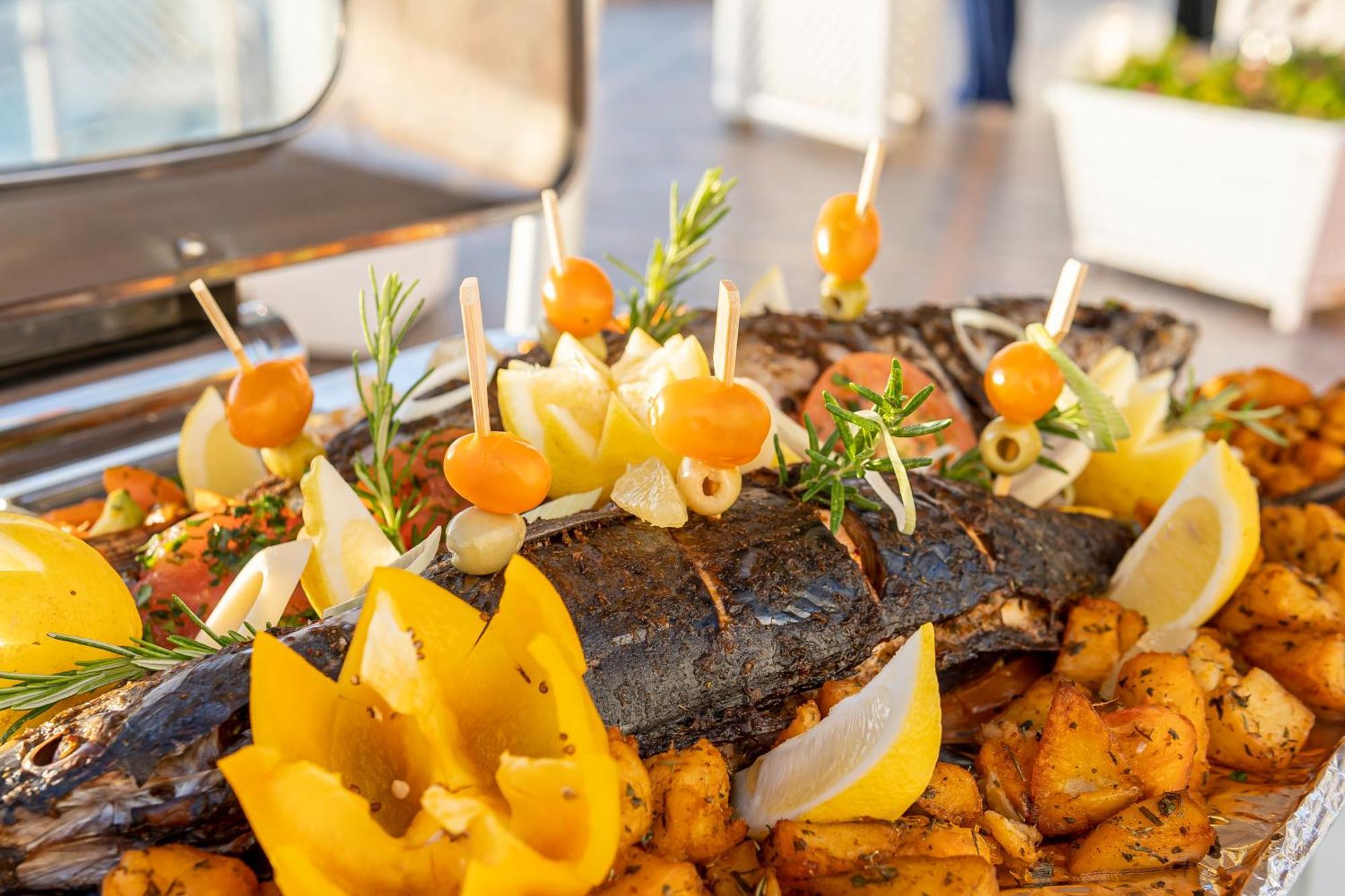 Grand Mogador Sea View & Spa Tangeri Esterno foto A grilled fish