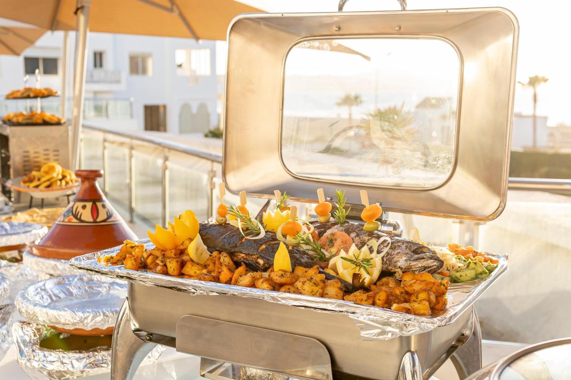 Grand Mogador Sea View & Spa Tangeri Esterno foto A chafing dish