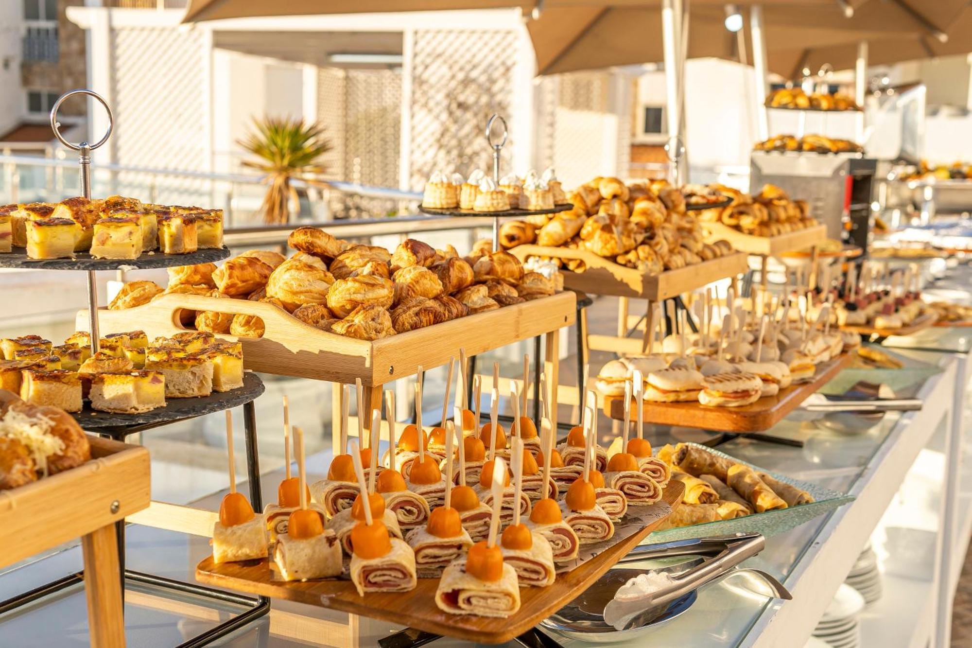 Grand Mogador Sea View & Spa Tangeri Esterno foto A buffet at a hotel