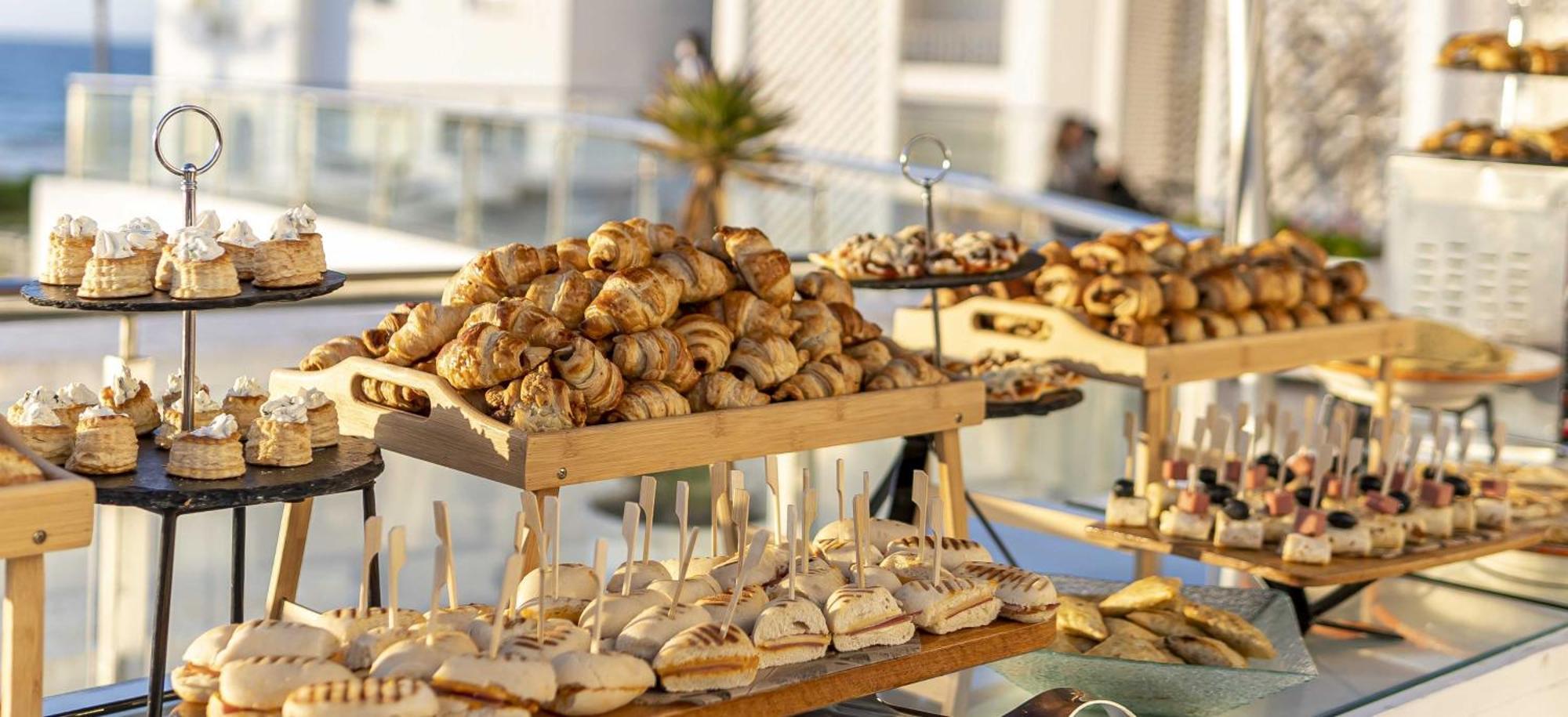 Grand Mogador Sea View & Spa Tangeri Esterno foto A selection of Greek pastries