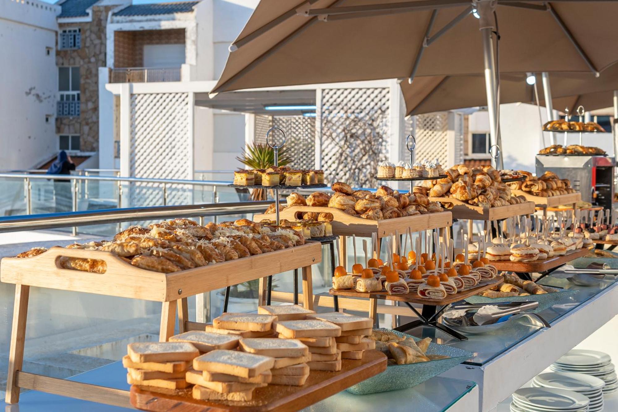 Grand Mogador Sea View & Spa Tangeri Esterno foto A buffet at a hotel