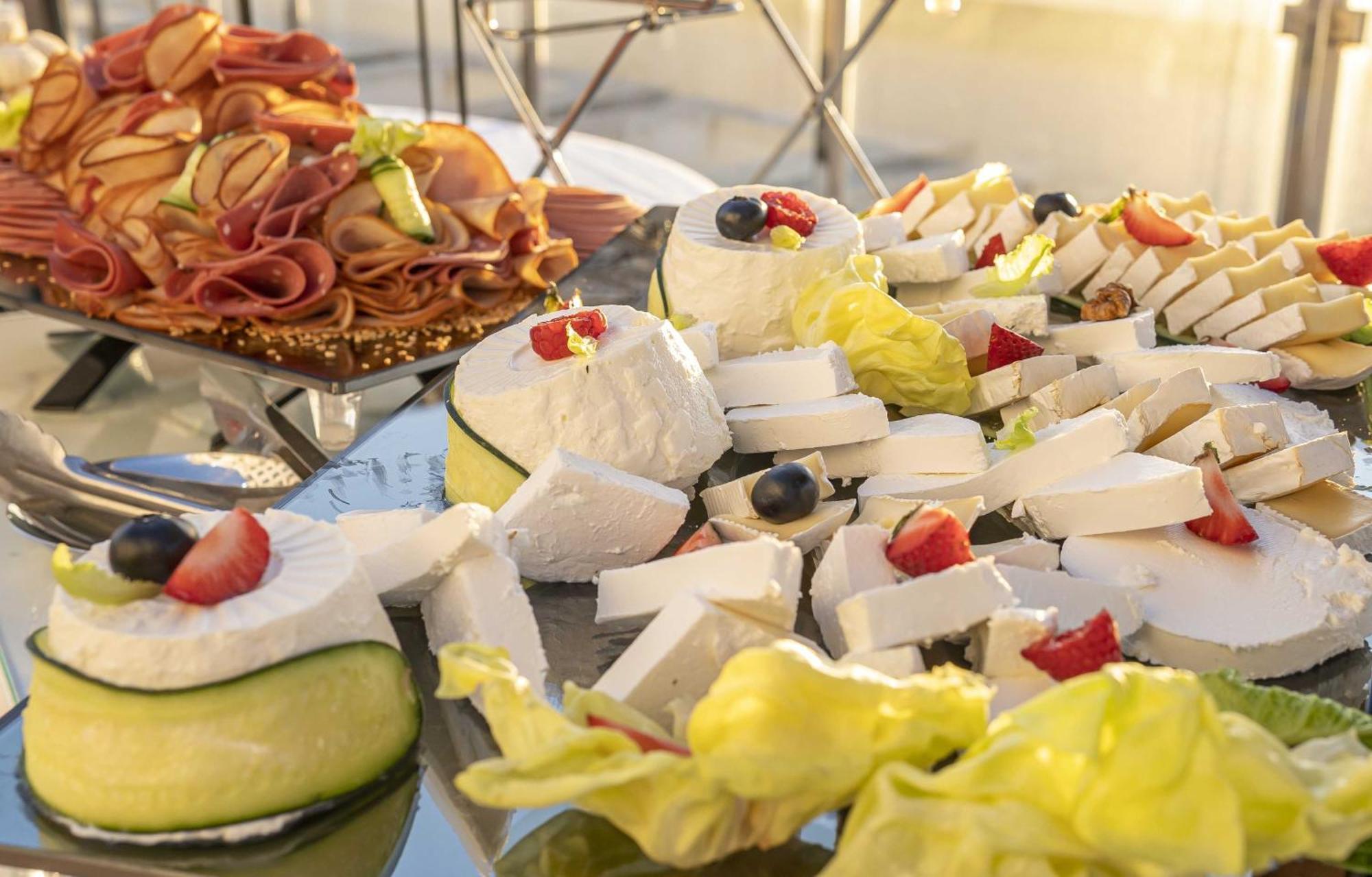 Grand Mogador Sea View & Spa Tangeri Esterno foto A cheese platter