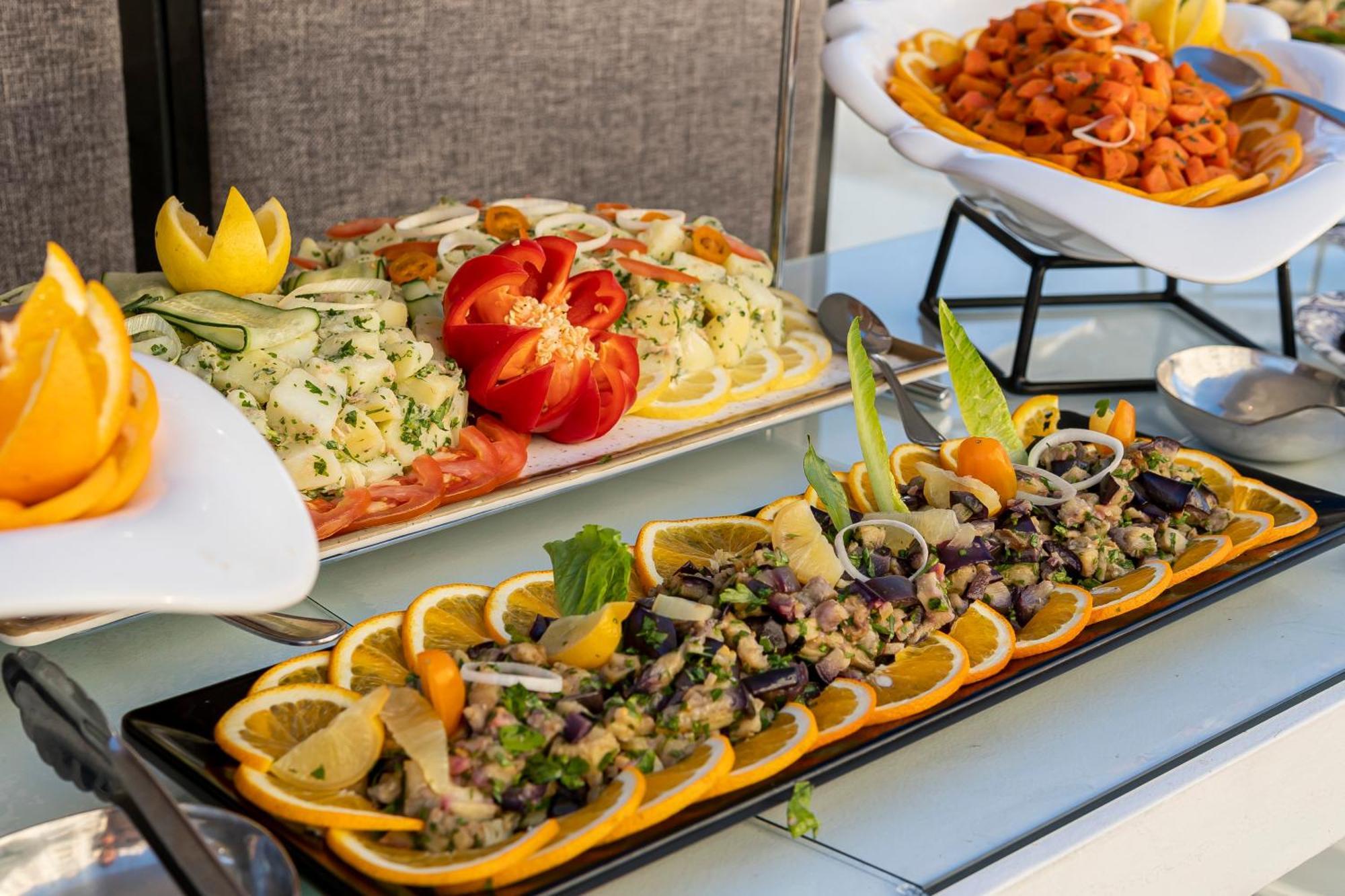 Grand Mogador Sea View & Spa Tangeri Esterno foto A buffet at a hotel