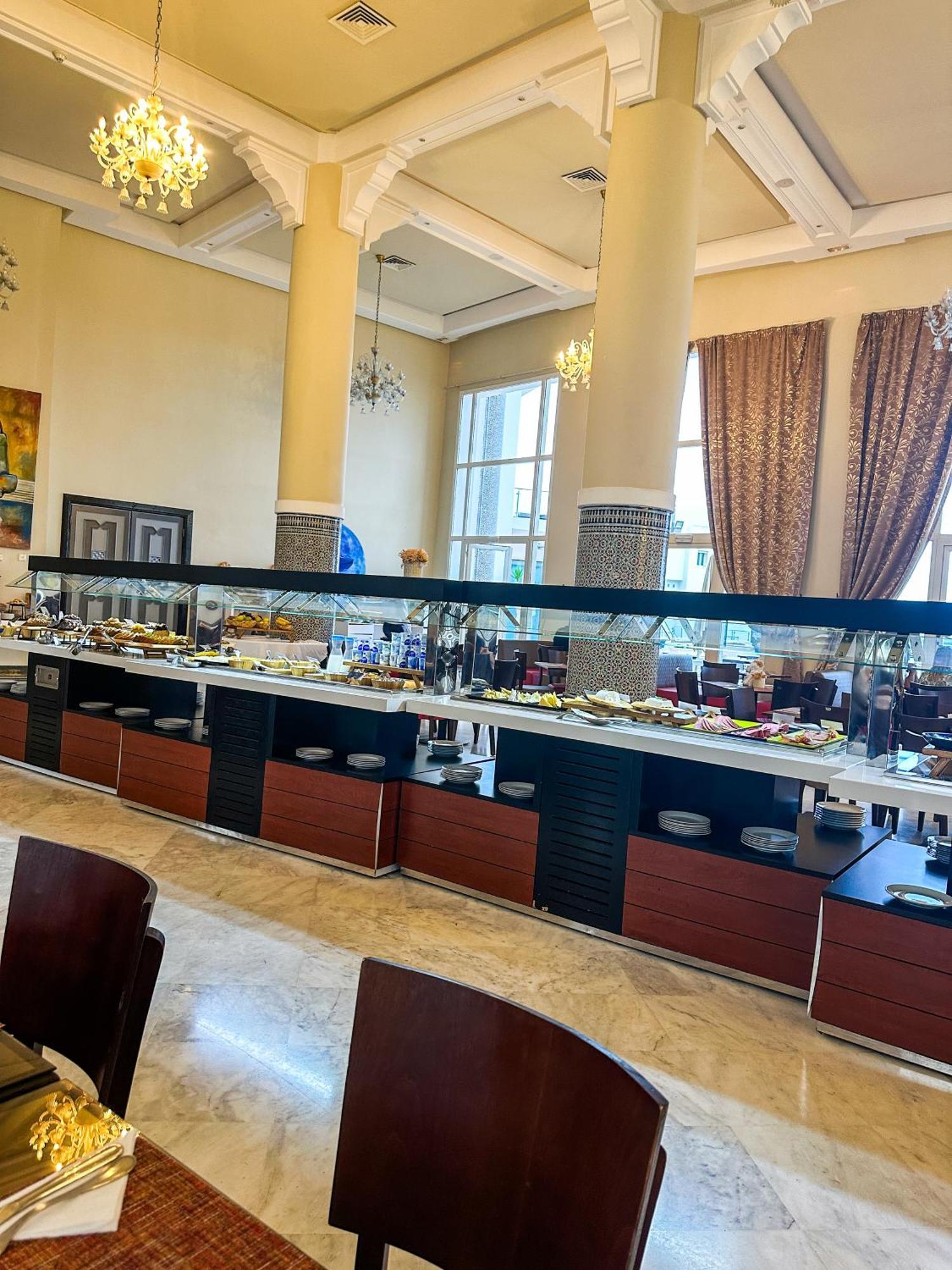 Grand Mogador Sea View & Spa Tangeri Esterno foto A buffet at a restaurant