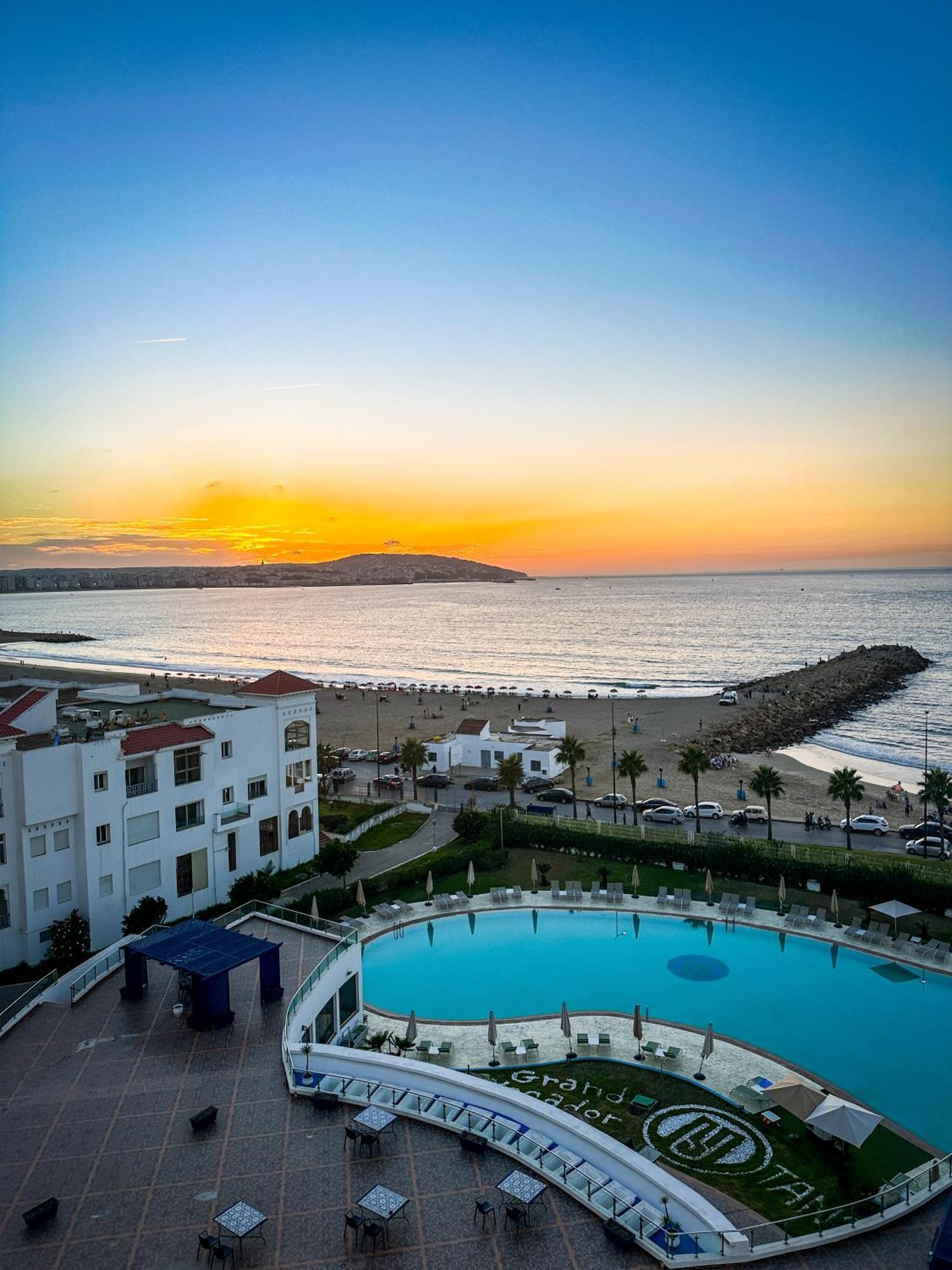 Grand Mogador Sea View & Spa Tangeri Esterno foto Sunset at the beach of El Jadida