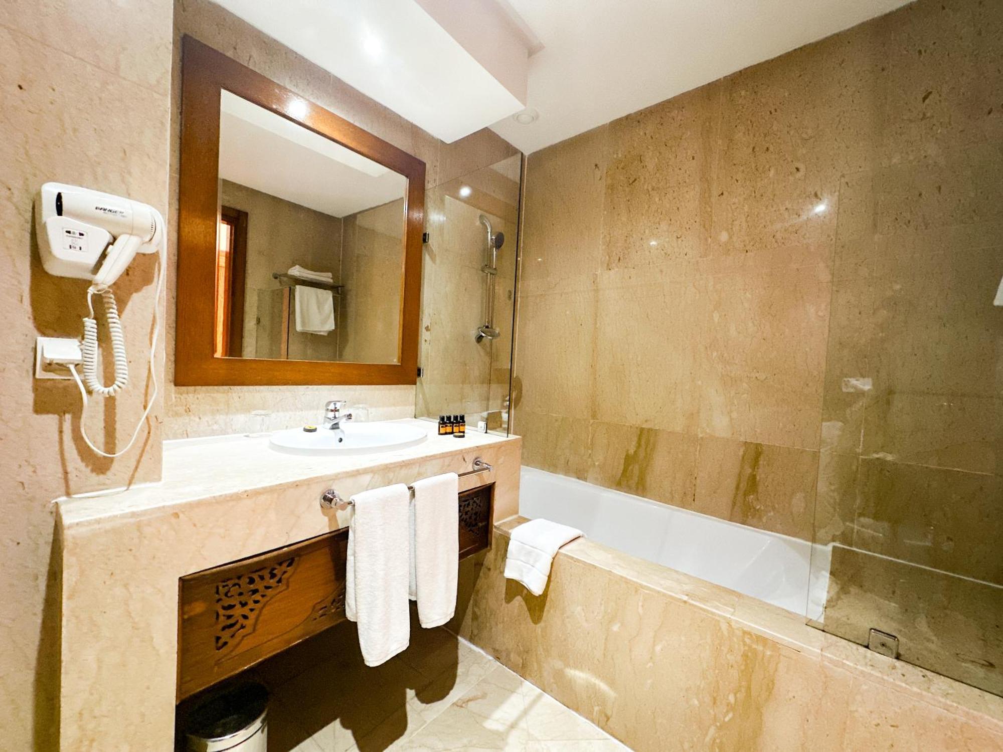 Grand Mogador Sea View & Spa Tangeri Esterno foto Bathroom