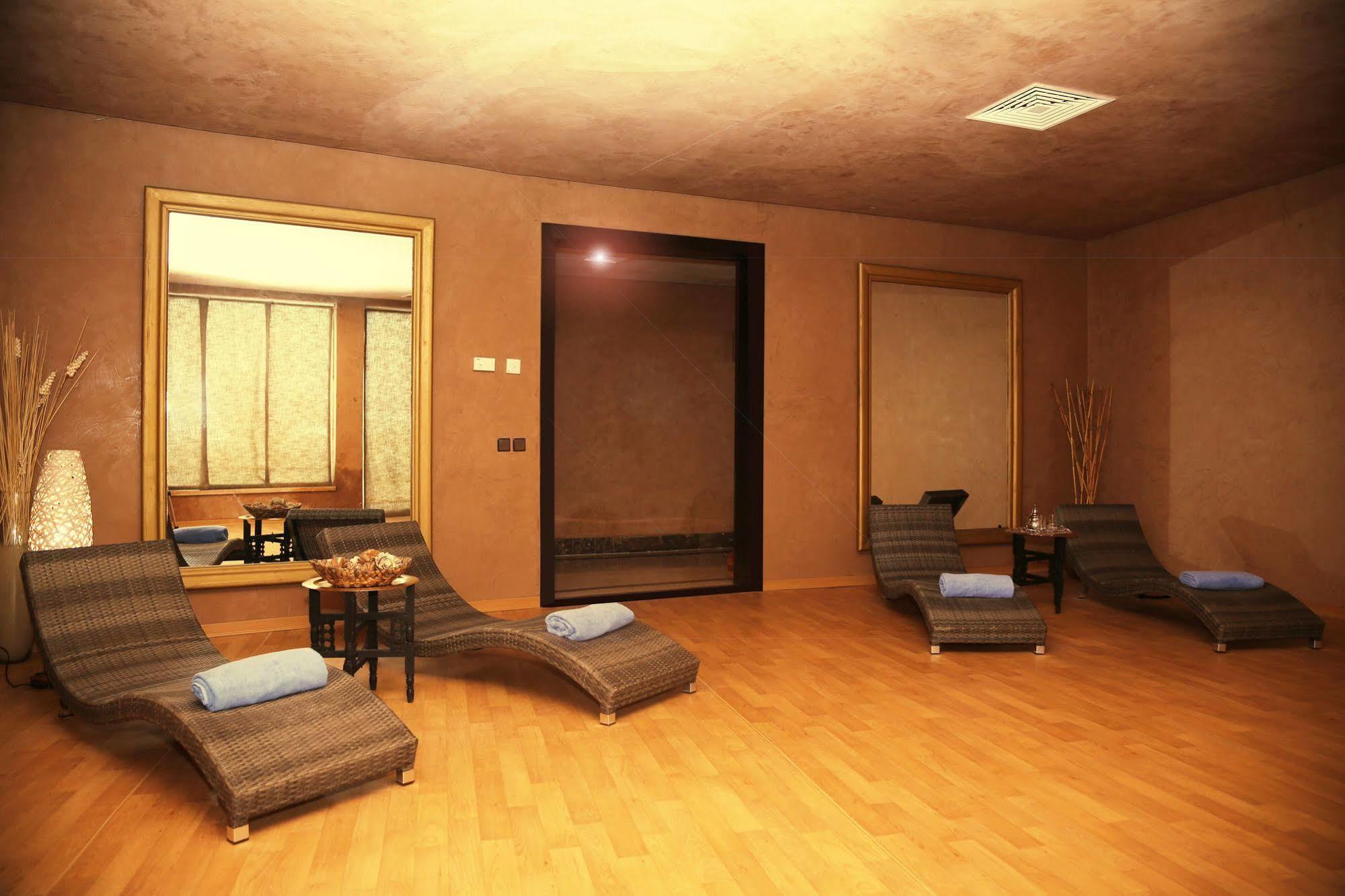 Grand Mogador Sea View & Spa Tangeri Esterno foto A relaxation room at a spa
